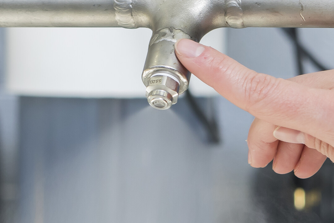 Pointing to a nozzle on a header