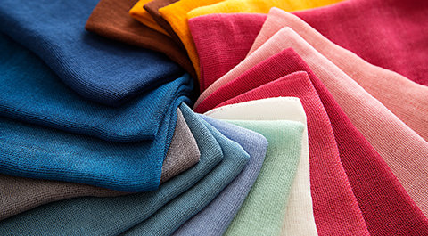 Reihe von farbigen Tüchern