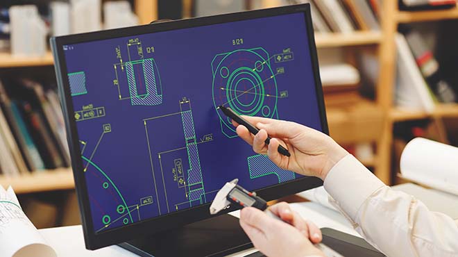 Ingenieur, der auf eine technische Zeichnung zeigt