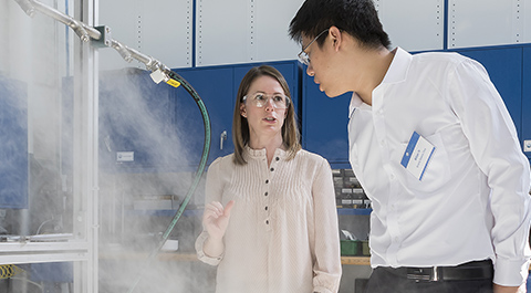 personas en el laboratorio de pulverización
