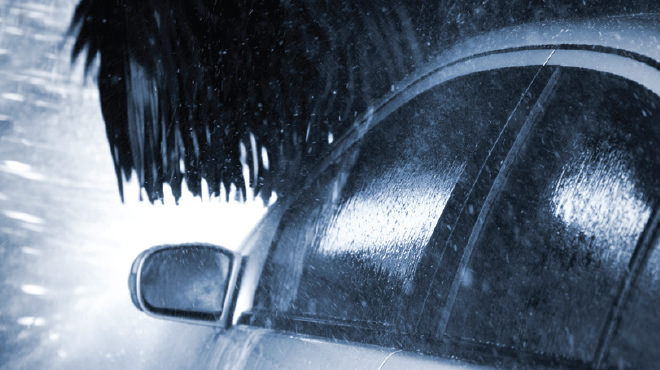 coche en el lavado de coches