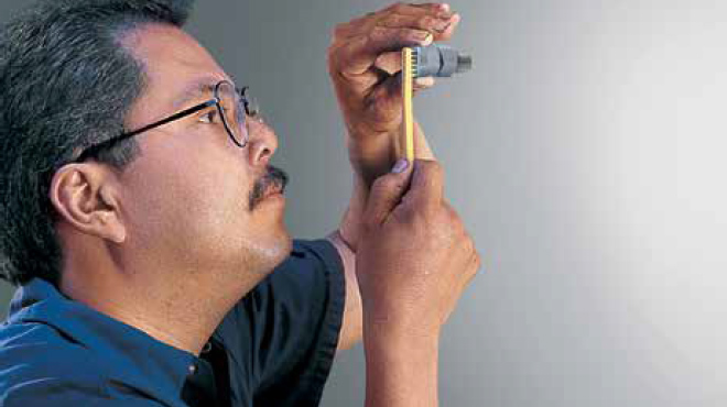 ingeniero inspeccionando una boquilla de pulverización
