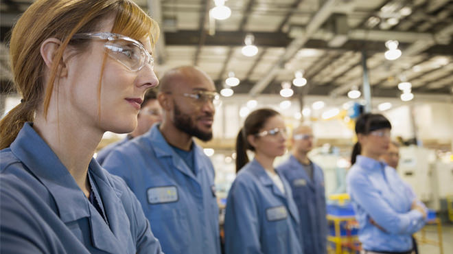 cuatro empleados de fabricación