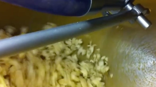 Pulverización de Queso sobre Palomitas de Maíz con el Sistema de Pulverización de Panes AccuCoat