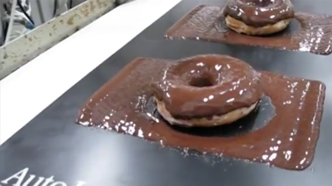 Pulvérisation de chocolat sur des beignets avec le système de pulvérisation chauffé AccuCoat