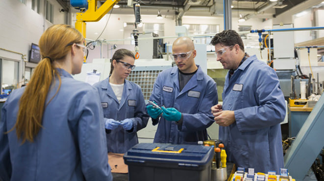 Des employés de production discutent dans un environnement de production