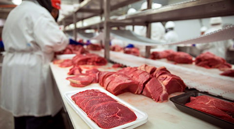 viande crue sur un comptoir