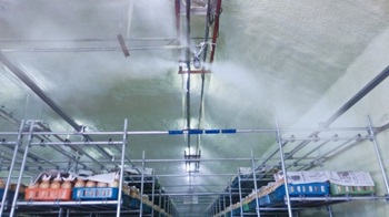 きのこ栽培室への加湿器導入の様子